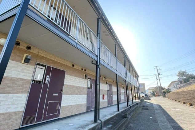 熱海エリアのリゾートバイト住み込み寮外観。各部屋にバルコニーがあるアパートタイプで、プライバシーも安心。