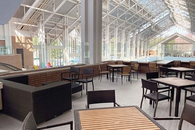 トマムのミナミナビーチのプールサイドにあるカフェスペースの画像。リゾートバイトの仕事風景や、休憩時に利用するイメージ。