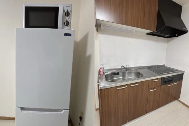 左側に電子レンジと冷蔵庫、右側には調理台、シンク、コンロ、レンジフードがあるキッチン。