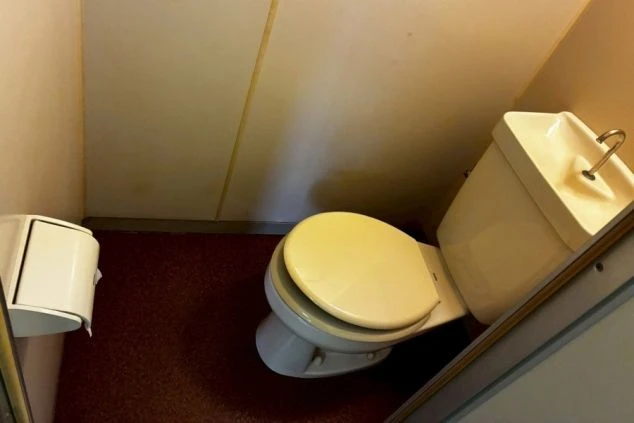 リゾートバイトの寮の部屋内にあるトイレの画像
