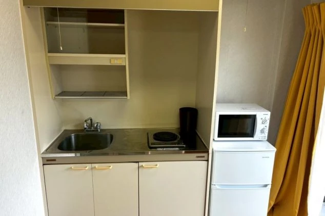 リゾートバイトの寮の居室にあるキッチン冷蔵庫、電子レンジ、ガスコンロが備わっている。