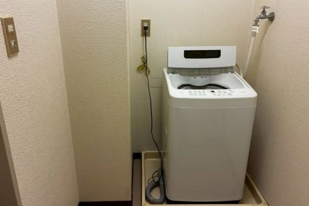リゾートバイトの寮の部屋内にある洗濯機の画像
