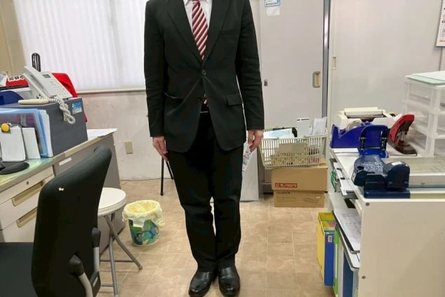 静岡県土肥エリアのホテルのフロント職種の男性制服画像