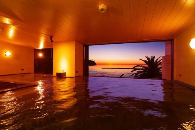 絶景が楽しめる温泉。夕日を眺めながらの入浴で、仕事の疲れを癒やすことができる。