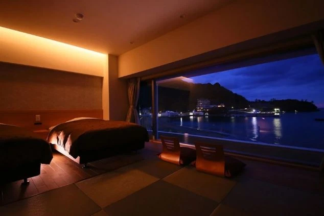 旅館の客室。オーシャンビューが楽しめる、非日常的な空間が広がっている。