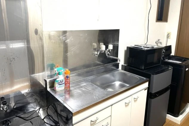 リゾートバイト寮のキッチンの画像。IHコンロとシンクが備わっており、自炊も可能です。