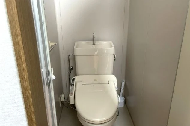 リゾートバイト寮のトイレの画像。温水洗浄便座が設置された清潔な空間です。