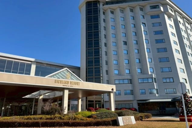 広々とした車寄せとエントランスを持つリゾートホテル。丁寧な接客サービスを学べるホテルでの接客求人。