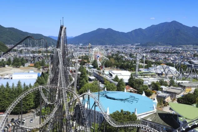 山梨県河口湖の富士急ハイランドで、ジェットコースターや観覧車が見えるテーマパークの写真。リゾートバイトの勤務地のすぐ隣に隣接する遊園地。
