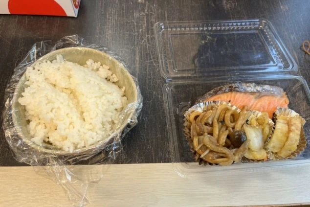 リゾートバイトで提供される「まかない」の一例。ご飯と、焼き魚や煮物などのおかずがセット。