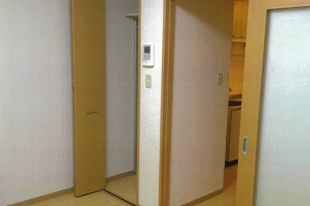 リゾートバイトの寮の個室内の様子。クローゼットや収納スペースが確保されています。