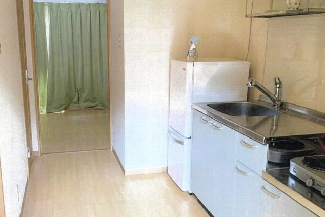 リゾートバイトの寮の個室にあるミニキッチン。冷蔵庫やコンロがあり、簡単な自炊ができます