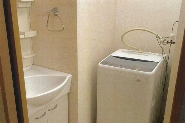 リゾートバイトの寮の、洗面台と洗濯機。脱衣所に設置されており、プライベートな空間で利用できます。