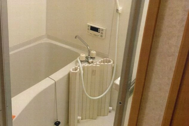 リゾートバイトの寮の個室にあるお風呂。清潔なユニットバスで、一日の疲れを癒せます。