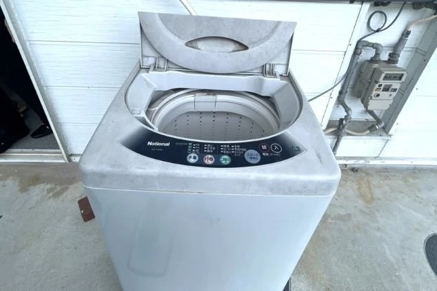 リゾートバイトの寮にある、屋外に設置された洗濯機。天気の良い日に、まとめて洗濯ができます。