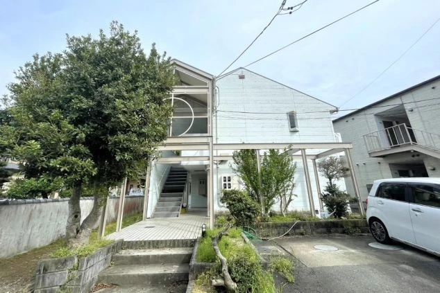 リゾートバイトの寮(駐車場付き)の外観。白を基調とした、モダンなデザインのアパートタイプです。