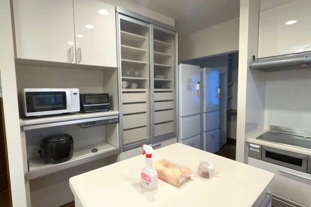 ワクトリの社員が出張で撮影した、リゾートバイトの女子寮の共用キッチンの画像。清潔感のある広いキッチンには、電子レンジ、トースター、炊飯器などの家電、食器棚、複数の冷蔵庫が完備されている。