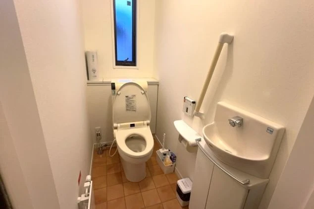 ワクトリの社員が出張で撮影した、リゾートバイトの女子寮のトイレの画像。温水洗浄便座付きの洋式トイレに加え、手洗い器も備え付けられている。