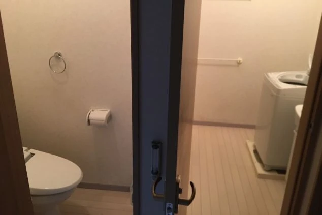 鹿児島県・屋久島エリアでリゾートバイトする人が住み込む寮内トイレと洗面所の洗濯機の画像