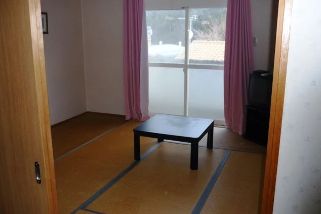 リゾートバイトの相部屋寮の寝室の画像。