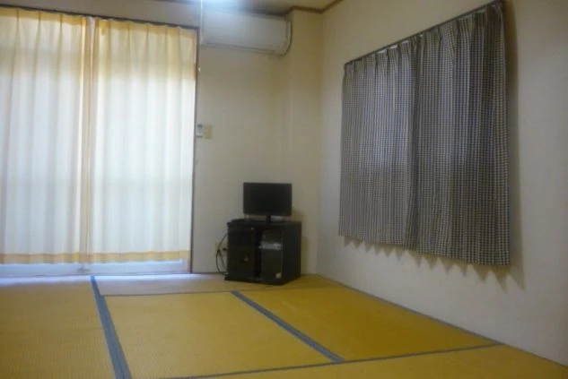 リゾートバイトの相部屋寮の寝室の画像。