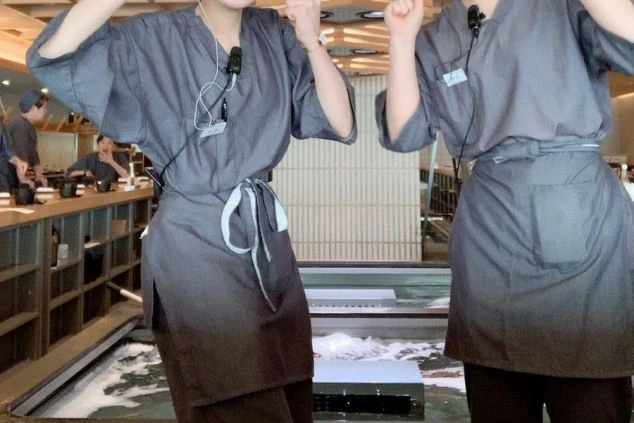 灰色の動きやすい作務衣スタイルの制服。