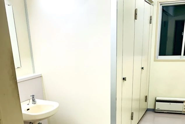 寮のユニットバス。浴槽、洗面台、温水洗浄便座付きのトイレがコンパクトに一体化した浴室。