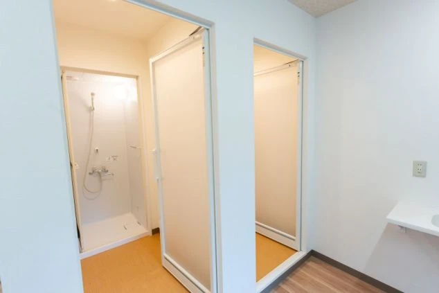 群馬県草津温泉でリゾートバイトするスタッフが住む寮のシャワールームの画像。