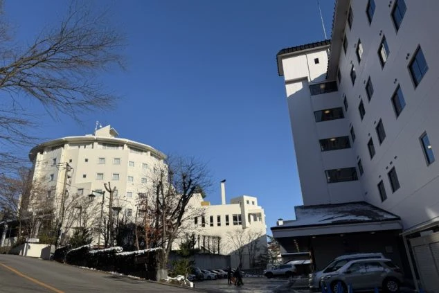 円形のユニークなデザインが特徴的なホテルの外観。リゾートバイトで働く、草津温泉のモダンな宿泊施設。