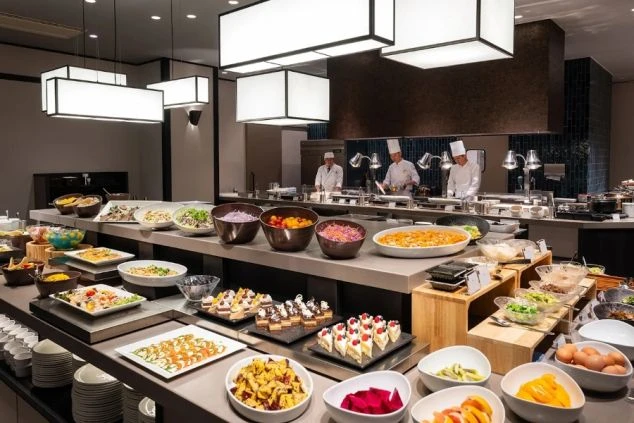 種類豊富なビュッフェ。キッチンやホールスタッフなど、様々な職種から選んで働くことができる。
