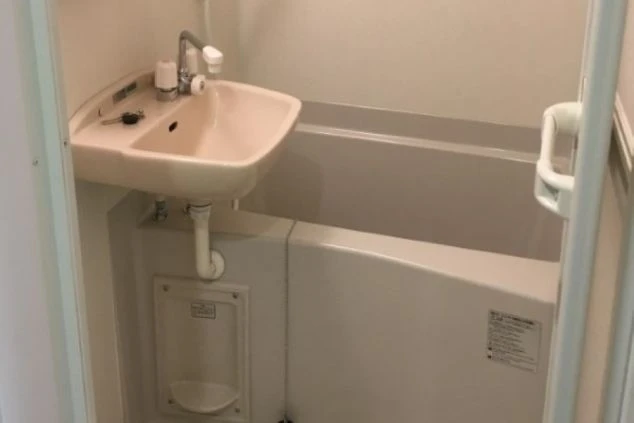 三重県鳥羽でのリゾートバイトの寮のお風呂の画像。洗面台と湯舟がある。