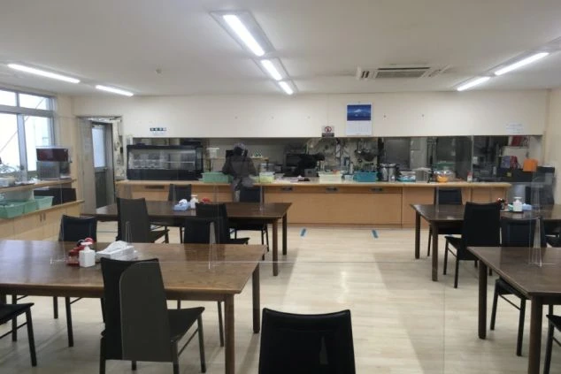 アクリル板が設置された清潔な従業員用食堂