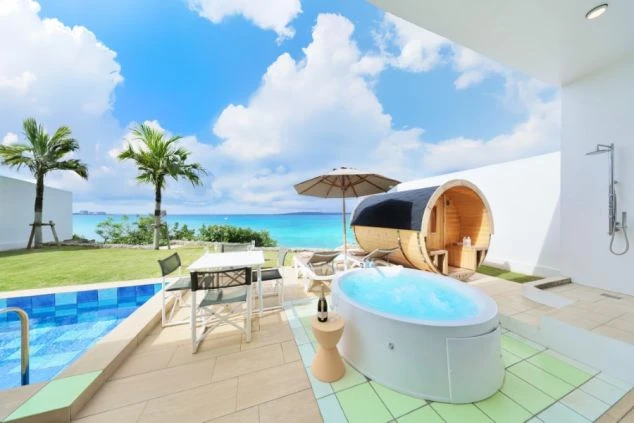 青い空と海が広がるホテルのテラス。プールやジャグジー、サウナも完備されており、非日常の空間が楽しめる。