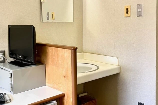 リゾートバイトの館内寮の洋室タイプの画像。TV・金庫・洗面台が個室内にある。