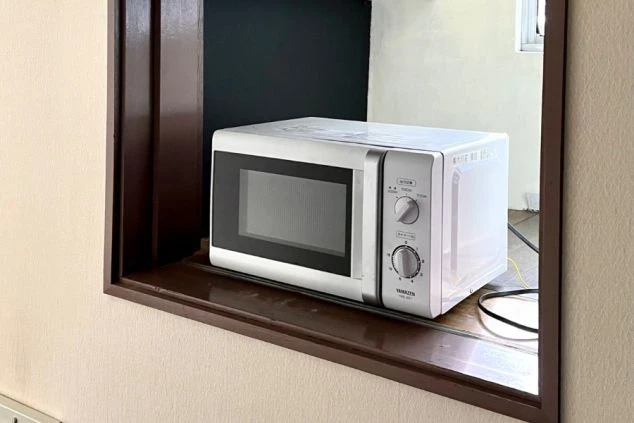 リゾートバイトの館内寮の共用電子レンジの画像。