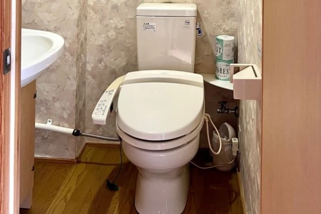 リゾートバイトの館内寮の個室内にあるトイレの画像。