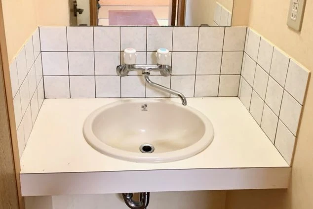 リゾートバイトの館外個室寮の部屋にある洗面台の画像。
