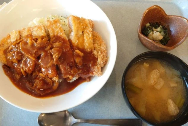 福島県でのリゾートバイトの賄いとして提供される、ボリューム満点の絶品カツ丼。仕事日だけでなく休日も毎日2食無料という、食費を節約できるリゾートバイトの魅力を伝えます。