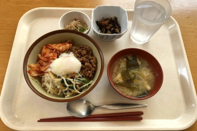 ボリューム満点のビビンバ丼やお味噌汁など、働くスタッフを支える美味しいまかないの画像。