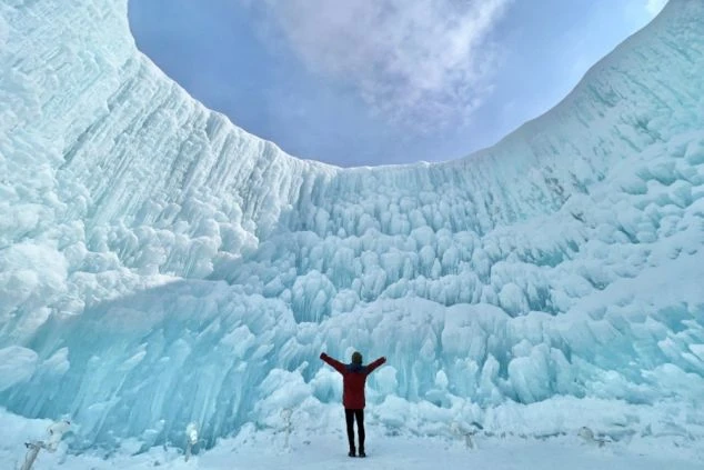支笏湖氷濤まつりの巨大な氷のオブジェを見上げる様子。