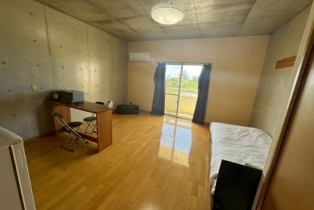 リゾートバイトの個室寮の部屋の画像。