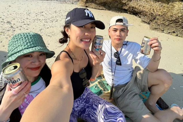 ビーチでリラックスするスタッフたち。仕事仲間と休日に観光を楽しめる。