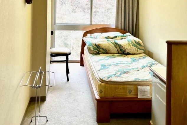 リゾートバイトの館内寮の洋室タイプの画像。