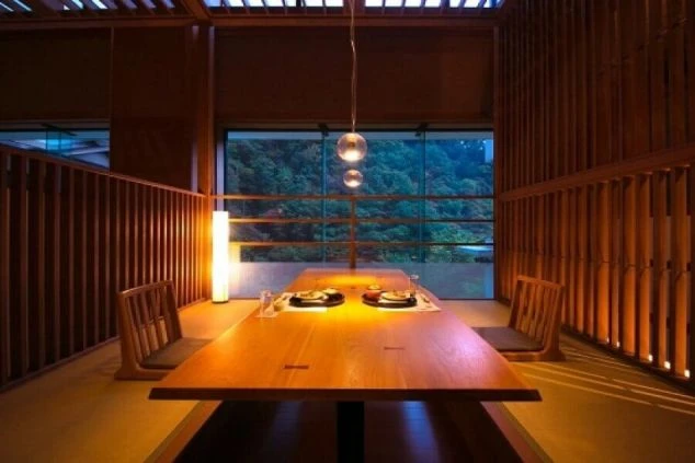 窓の外に森の絶景が広がる、高級感のある和風の個室ダイニング。落ち着いた雰囲気の職場で、丁寧な接客やサービスを学べるリゾートバイトの魅力を伝えます。