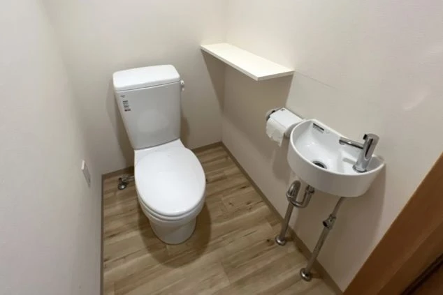 リゾートバイトの完全個室寮のトイレの画像。