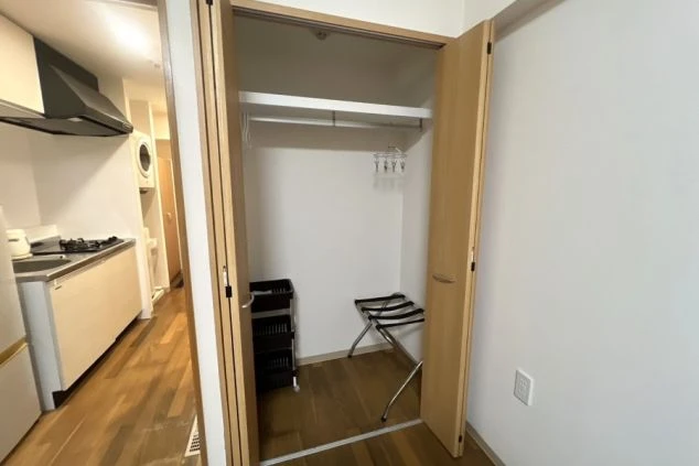 リゾートバイトの完全個室寮の収納クロゼットの画像。