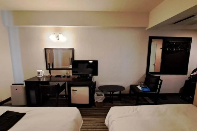 テレビや冷蔵庫など、生活に必要な家具・家電も揃っている客室寮に住めます。