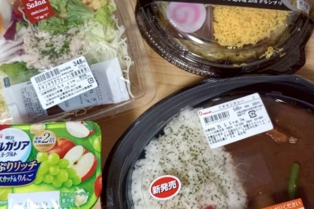 リゾートバイトの食事の一例が写っている画像。