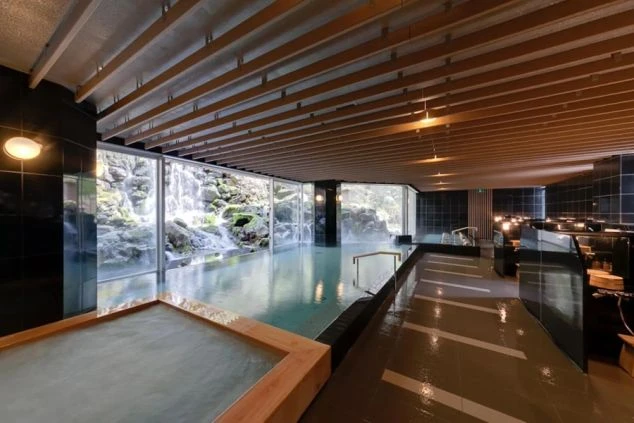 滝が見える温泉。仕事の疲れを癒やしながら、非日常の空間でリフレッシュできる。