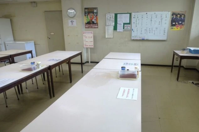 リゾートバイトの従業員食堂。仕事の合間に、仲間たちと食事や談笑を楽しめる広々とした空間です。